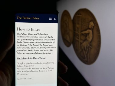 Stuttgart, Almanya - 10-30-2025: ABD gazetecilik ödülleri web sayfası bulunan cep telefonu sahibi kişi logonun önünde ekranda Pulitzer Ödülleri 'ni sunuyor. Telefon ekranının merkezine odaklan.