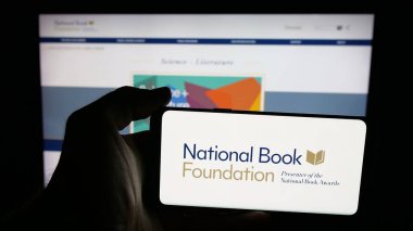 Stuttgart, Almanya - 10-30-2025: Amerikan Ulusal Kitap Vakfı logosu olan cep telefonu web sayfası önünde ekranda. Telefon ekranına odaklan.