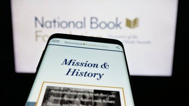 Stuttgart, Almanya - 10-30-2025: ABD 'nin Ulusal Kitap Vakfı' nın web sitesi bulunan cep telefonu logonun önünde ekranda. Telefon ekranının sol üst kısmına odaklan.
