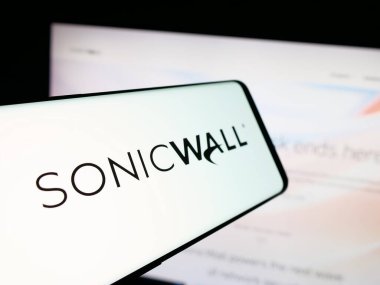 Stuttgart, Almanya - 10-30-2025: Web sitesinin önünde ekranda ABD 'li siber güvenlik şirketi SonicWall Inc.' in logosuna sahip akıllı telefon. Telefon ekranının merkez soluna odaklan.