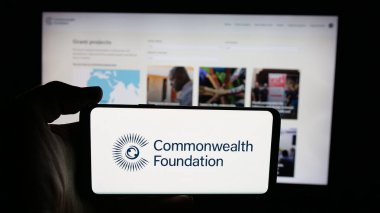 Stuttgart, Almanya - 10-30-2025: Commonwealth Foundation organizasyonu logosu olan cep telefonu web sayfası önünde ekranda. Telefon ekranına odaklan.