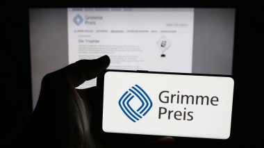 Stuttgart, Almanya - 10-31-2025: Alman televizyon ödülü Grimme-Preis 'in logosunun bulunduğu cep telefonu web sitesinin önünde. Telefon ekranına odaklan.