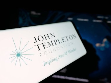 Stuttgart, Almanya - 10-31-2025: İnternet sitesi önünde ekranda John Templeton Vakfı logosu olan akıllı telefon. Telefon ekranının soluna odaklan.
