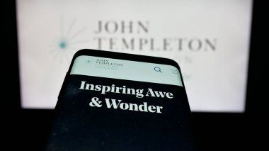 Stuttgart, Almanya - 10-31-2025: ABD 'li John Templeton Vakfı' nın web sitesi logo önünde ekranda. Telefon ekranının sol üst kısmına odaklan.