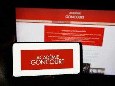 Stuttgart, Almanya - 10-31-2025: Fransız organizasyonu Academie Goncourt 'un logosunun bulunduğu akıllı telefon web sitesi önünde ekranda. Telefon ekranına odaklan.