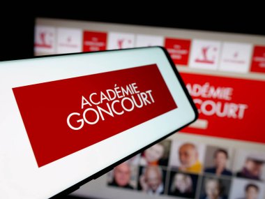 Stuttgart, Almanya - 10-31-2025: İnternet sitesi önünde ekranda Akademi Goncourt logosu olan akıllı telefon. Telefon ekranının merkez soluna odaklan.