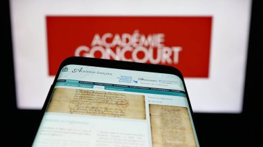 Stuttgart, Almanya - 10-31-2025: Fransız örgütü Academie Goncourt 'un web sitesi ile birlikte logo önünde cep telefonu. Telefon ekranının sol üst kısmına odaklan.