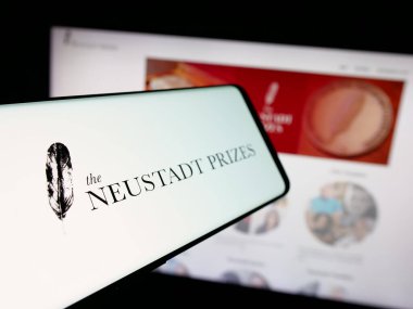Stuttgart, Almanya - 10-31-2025: İnternet sitesi önünde ekranda Neustadt Uluslararası Edebiyat Ödülü logosu bulunan akıllı telefon. Telefon ekranının soluna odaklan.