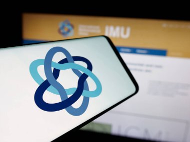Stuttgart, Almanya - 10-31-2025: İnternet sitesi önünde ekranda Uluslararası Matematik Birliği (IMU) logosu bulunan akıllı telefon. Telefon ekranının merkez soluna odaklan.