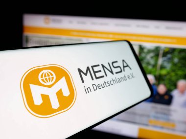 Stuttgart, Almanya - 10-31-2025: Deutschland E.V. 'de dahi toplum mensası logosu olan akıllı telefon. Web sitesinin önünde ekranda. Telefon ekranının merkez soluna odaklan.