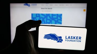 Stuttgart, Almanya - 10-31-2025: Bilim kuruluşu Lasker Foundation 'ın logosunun bulunduğu cep telefonu web sayfası önünde ekranda. Telefon ekranına odaklan.