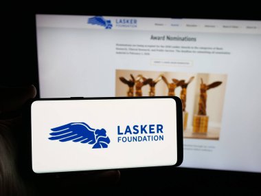 Stuttgart, Almanya - 10-31-2025: Bilim kuruluşu Lasker Foundation 'ın logosuna sahip akıllı telefonu web sitesi önünde ekranda tutan kişi. Telefon ekranına odaklan.