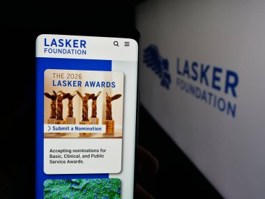 Stuttgart, Almanya - 10-31-2025: Bilim kuruluşu Lasker Foundation 'ın web sayfası olan cep telefonu logosu önünde ekranda. Telefon ekranının merkezine odaklan.