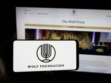 Stuttgart, Almanya - 10-31-2025: İsrail kuruluşu The Wolf Foundation 'ın logosunu taşıyan kişi web sitesi önünde ekranda. Telefon ekranına odaklan.