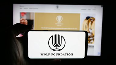 Stuttgart, Almanya - 10-31-2025: İsrailli örgüt The Wolf Foundation 'ın logosunun bulunduğu cep telefonu web sayfası önünde ekranda. Telefon ekranına odaklan.