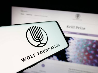 Stuttgart, Almanya - 10-31-2025: İsrail kuruluşu The Wolf Foundation 'ın logosunun yer aldığı akıllı telefon web sitesi önünde ekranda. Telefon ekranının merkez soluna odaklan.