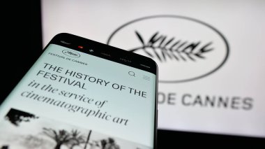 Stuttgart, Almanya - 10-31-2025: Uluslararası Cannes Film Festivali web sitesi logosu önünde ekranda. Telefon ekranının sol üst kısmına odaklan.