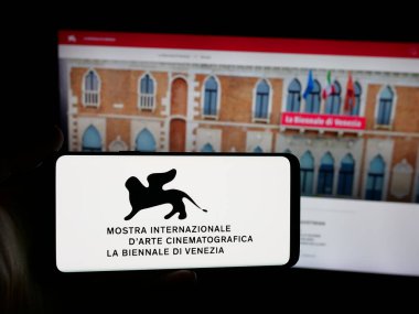 Stuttgart, Almanya - 10-31-2025: Venedik Film Festivali 'nin (Biennale) logosuna sahip kişi web sitesinin önünde ekranda. Telefon ekranına odaklan.