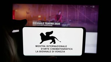 Stuttgart, Almanya - 10-31-2025: Venedik Film Festivali (Biennale) logosu olan cep telefonu web sayfası önünde ekranda. Telefon ekranına odaklan.
