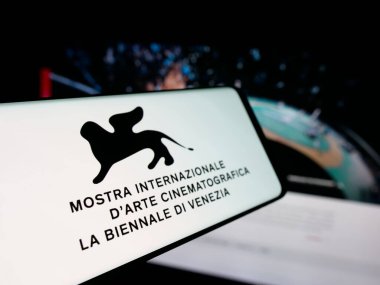 Stuttgart, Almanya - 10-31-2025: Venedik Film Festivali (Biennale) logosu olan akıllı telefon web sitesinin önünde ekranda. Telefon ekranının merkez soluna odaklan.