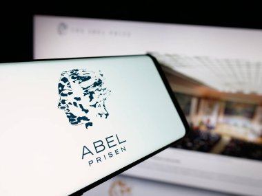 Stuttgart, Almanya - 10-31-2025: Web sitesi önünde Abel Prize matematik ödülü logosu bulunan akıllı telefon. Telefon ekranının merkez soluna odaklan.