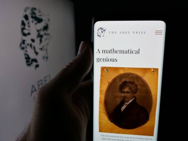 Stuttgart, Almanya - 10-31-2025: Abel Prize 'ın matematik ödülü web sayfası olan akıllı telefonu logonun önünde tutan kişi. Telefon ekranının merkezine odaklan.