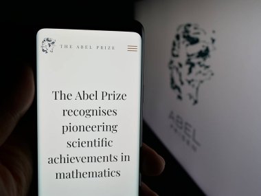 Stuttgart, Almanya - 10-31-2025: Cep telefonunda matematik ödülü Abel Prize web sayfası logonun önünde. Telefon ekranının merkezine odaklan.