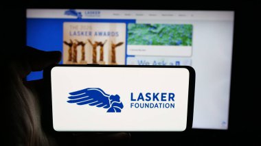 Stuttgart, Almanya - 10-31-2025: Bilim kuruluşu Lasker Foundation 'ın logosunun bulunduğu cep telefonu web sayfası önünde ekranda. Telefon ekranına odaklan.