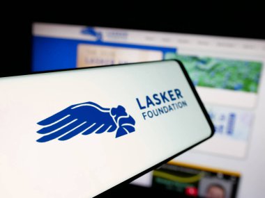 Stuttgart, Almanya - 10-31-2025: Bilim kuruluşu Lasker Foundation 'ın logosuna sahip akıllı telefon web sitesi önünde ekranda. Telefon ekranının merkez soluna odaklan.