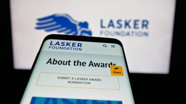 Stuttgart, Almanya - 10-31-2025: Bilim kuruluşu Lasker Foundation 'ın web sitesi ile birlikte logo önünde cep telefonu. Telefon ekranının sol üst kısmına odaklan.