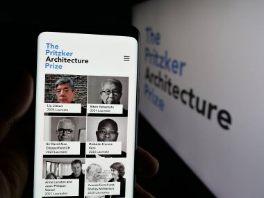 Stuttgart, Almanya - 10-31-2025: Pritzker Mimarlık Ödülü 'nün web sayfası logonun önünde duran kişi. Telefon ekranının merkezine odaklan.