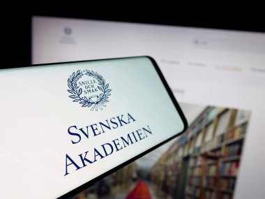 Stuttgart, Almanya - 10-31-2025: İnternet sitesi önünde Svenska Akademien (İsveç Akademisi) logosuna sahip akıllı telefon. Telefon ekranının merkez soluna odaklan.
