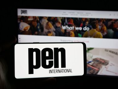 Stuttgart, Almanya - 10-31-2025: Yazar derneğinin logosu PEN International 'ın logosuna sahip kişi web sitesinin önünde ekranda. Telefon ekranına odaklan.