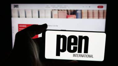 Stuttgart, Almanya - 10-31-2025: Yazar derneği logosu olan cep telefonu web sayfası önünde ekranda. Telefon ekranına odaklan.