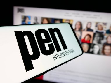 Stuttgart, Almanya - 10-31-2025: Web sitesi önünde ekranda Yazarlar Birliği logosu olan akıllı telefon. Telefon ekranının merkez soluna odaklan.