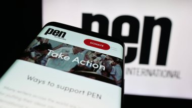 Stuttgart, Almanya - 10-31-2025: Yazar derneği PEN International 'ın web sitesi bulunan cep telefonu logonun önünde ekranda. Telefon ekranının sol üst kısmına odaklan.