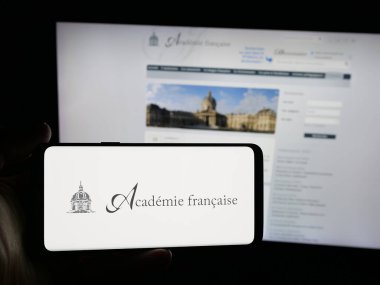Stuttgart, Almanya - 10-31-2025: Fransız Akademi Örgütü Francaise 'in logosunun bulunduğu akıllı telefon web sitesi önünde ekranda. Telefon ekranına odaklan.