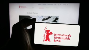 Stuttgart, Almanya - 10-31-2025: Berlin Uluslararası Film Festivali logosunun bulunduğu cep telefonu web sayfası önünde ekranda. Telefon ekranına odaklan.