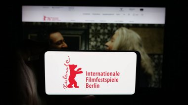 Stuttgart, Almanya - 10-31-2025: Berlin Uluslararası Film Festivali 'nin logosunun bulunduğu cep telefonu web sayfası önünde ekranda. Telefon ekranına odaklan.