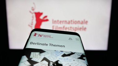 Stuttgart, Almanya - 10-31-2025: Berlin Uluslararası Film Festivali 'nin web sitesi olan cep telefonu logonun önünde ekranda. Telefon ekranının sol üst kısmına odaklan.