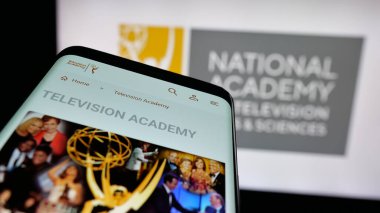Stuttgart, Almanya - 10-31-2025: ABD televizyon ödülleri (Emmy Ödülleri) web sitesi bulunan cep telefonu logonun önünde ekranda. Telefon ekranının sol üst kısmına odaklan.