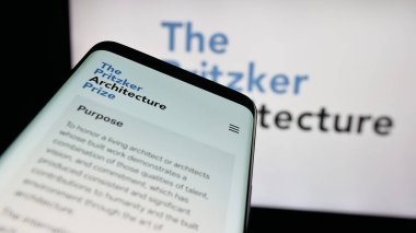 Stuttgart, Almanya - 10-31-2025: Pritzker Mimarlık Ödülü sahibi cep telefonu logosu önünde ekranda. Telefon ekranının sol üst kısmına odaklan.