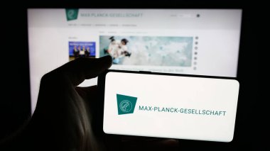 Stuttgart, Almanya - 11-01-2025: Araştırma kuruluşu Max-Planck-Gesellschaft 'ın logosuna sahip cep telefonu web sayfası önünde ekranda. Telefon ekranına odaklan.