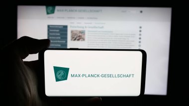 Stuttgart, Almanya - 11-01-2025: Araştırma kuruluşu Fraunhofer-Gesellschaft 'ın logosunun bulunduğu cep telefonu web sayfası önünde ekranda. Telefon ekranına odaklan.