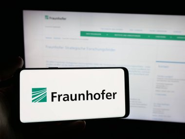 Stuttgart, Almanya - 11-01-2025: Araştırma kuruluşu Fraunhofer-Gesellschaft 'ın logosuna sahip akıllı telefon web sitesi önünde ekranda. Telefon ekranına odaklan.