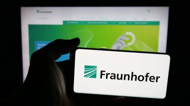 Stuttgart, Almanya - 11-01-2025: Araştırma kuruluşu Fraunhofer-Gesellschaft 'ın logosuna sahip cep telefonu web sayfası önünde ekranda. Telefon ekranına odaklan.