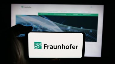 Stuttgart, Almanya - 11-01-2025: Araştırma kuruluşu Fraunhofer-Gesellschaft 'ın logosunun bulunduğu cep telefonu web sayfası önünde ekranda. Telefon ekranına odaklan.