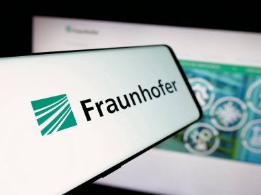 Stuttgart, Almanya - 11-01-2025: Araştırma kuruluşu Fraunhofer-Gesellschaft 'ın logosuna sahip akıllı telefon web sitesi önünde ekranda. Telefon ekranının merkez soluna odaklan.