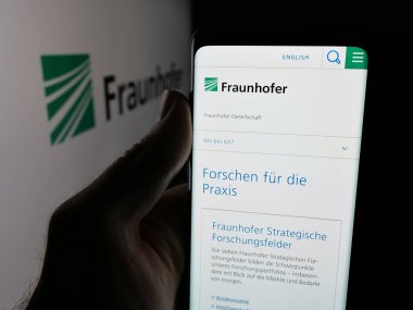 Stuttgart, Almanya - 11-01-2025: Araştırma kuruluşu Fraunhofer-Gesellschaft 'ın web sayfası olan cep telefonu logonun önünde ekranda. Telefon ekranının merkezine odaklan.