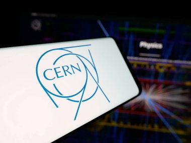 Stuttgart, Almanya - 11-01-2025: İnternet sitesi önünde ekranda Avrupa nükleer araştırma kuruluşu CERN 'in logosuna sahip akıllı telefon. Telefon ekranının soluna odaklan.